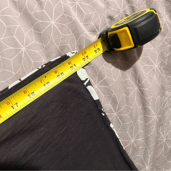 4/$20 Grey tee with white floral and subtle sequins - Picture 7 of 7